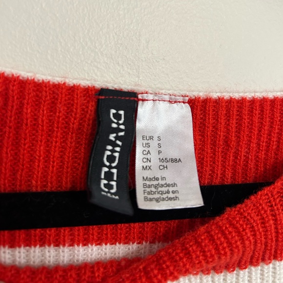 Red and White Cropped Sweater - Picture 2 of 3